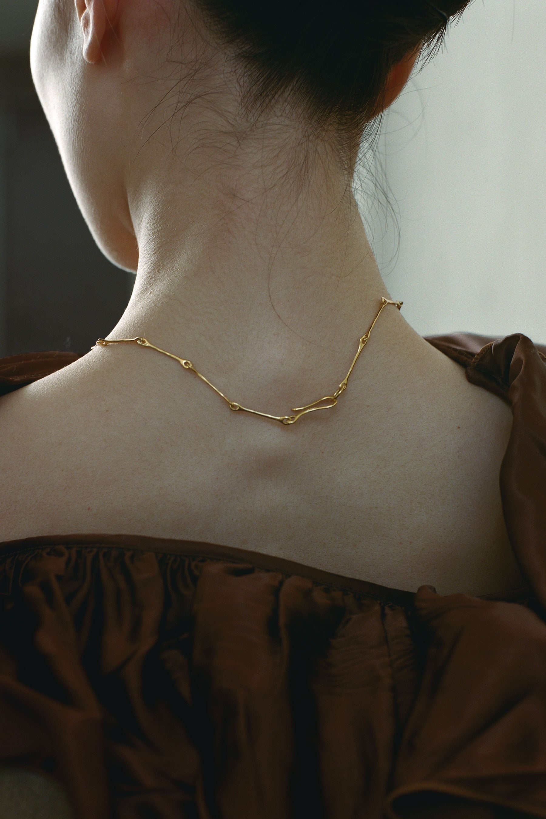 THIN FIBULA CHAIN NECKLACE