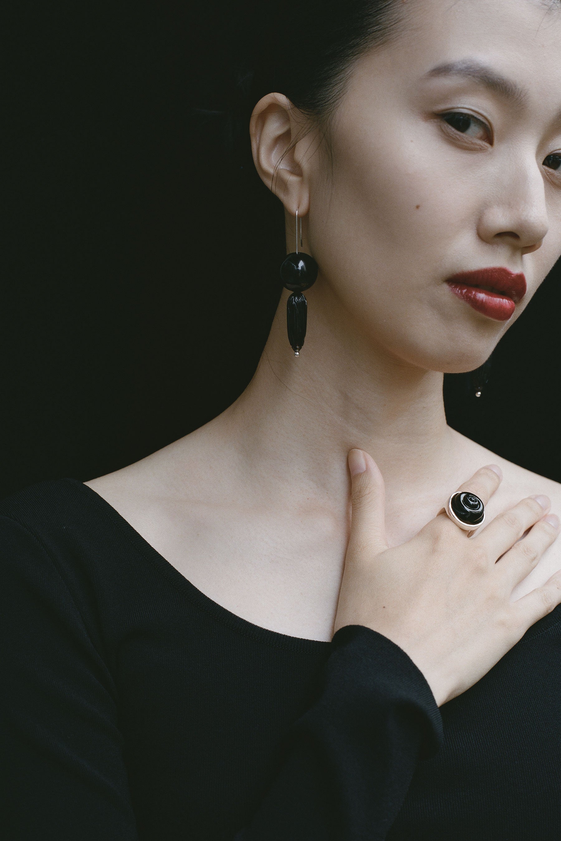 HISHI DROP EARRINGS / BLACK