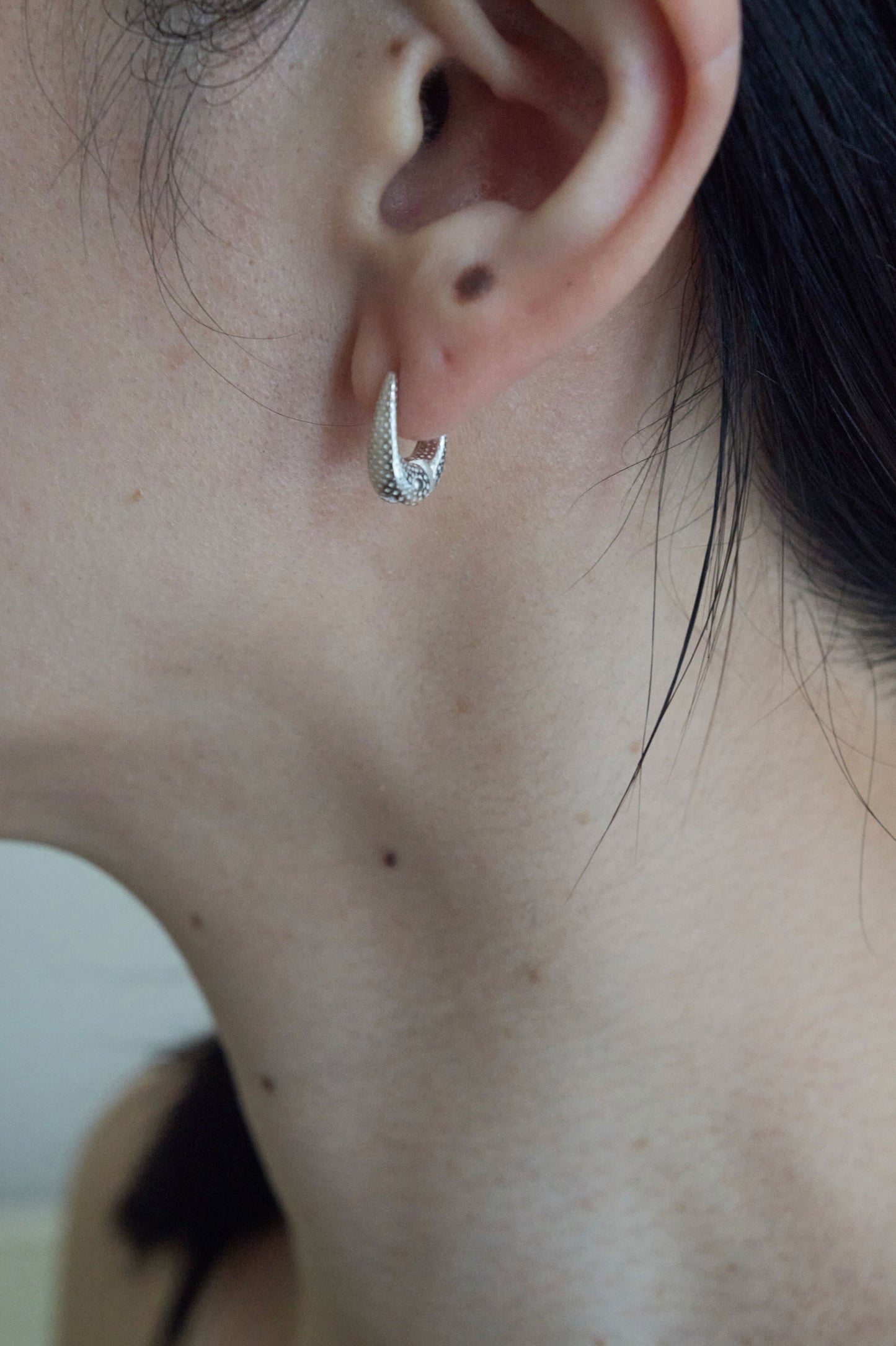 TINY DOT THIN HOOPS(1PIECE)