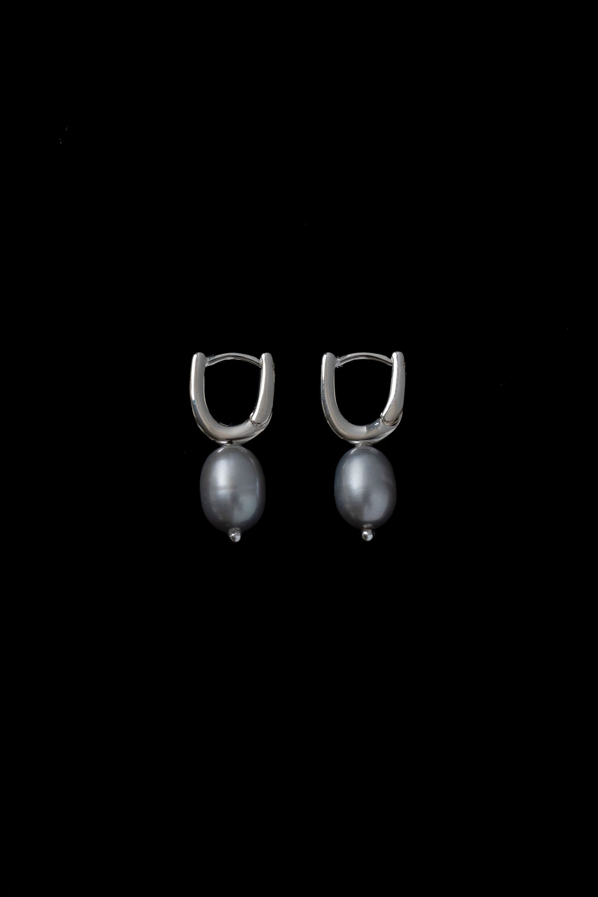 DEWDROP GRAY PEARL HOOPS