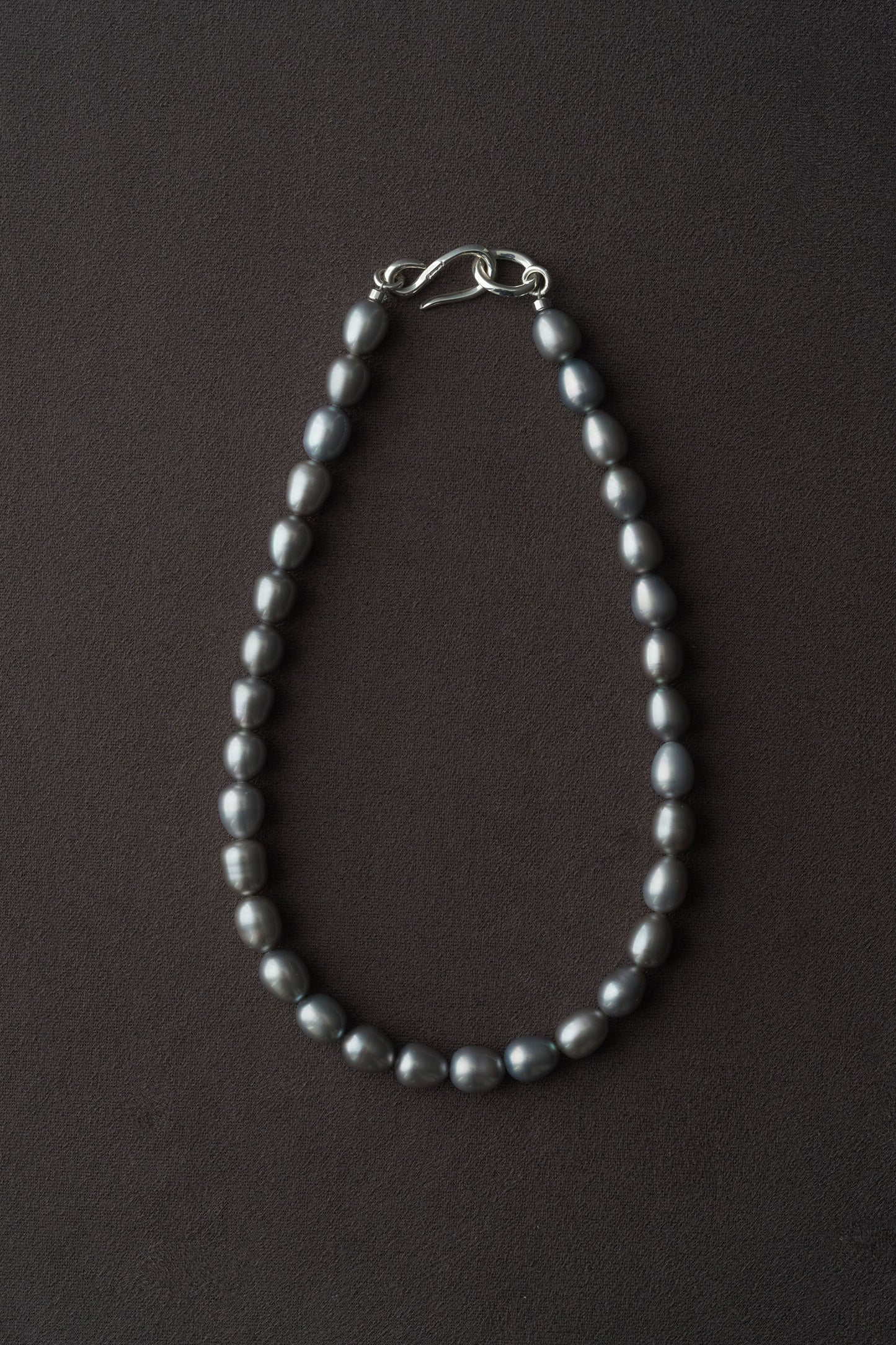 GRAY SHORT PEARL NECKLACE