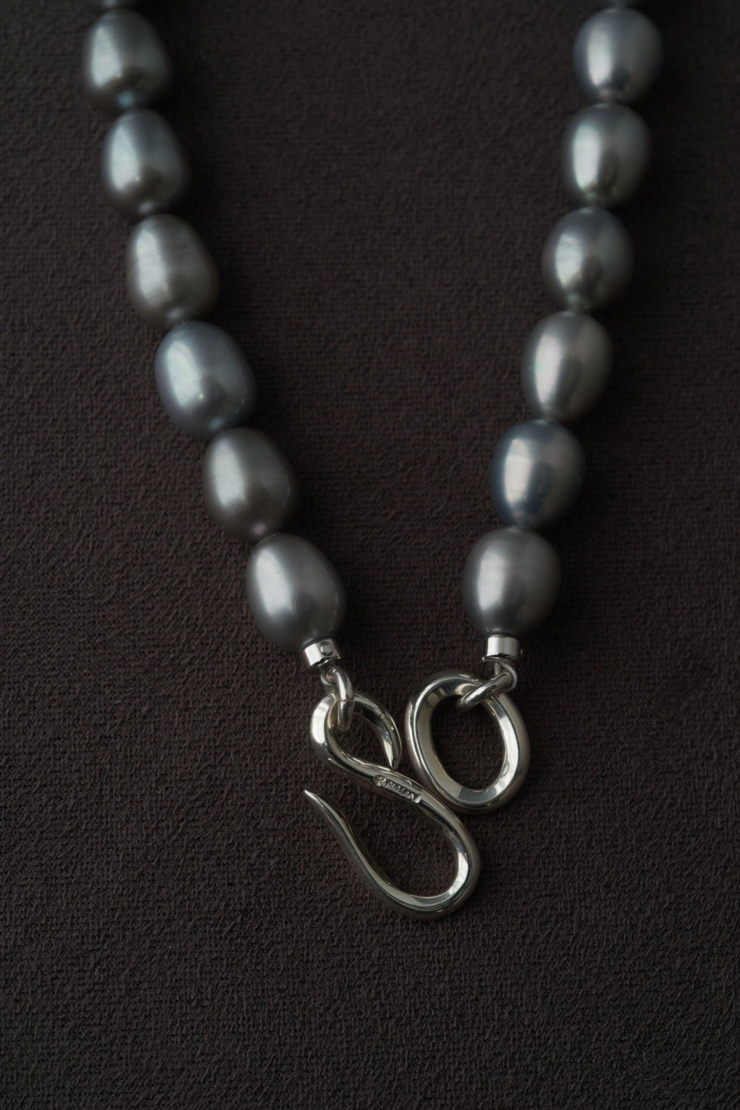 GRAY SHORT PEARL NECKLACE