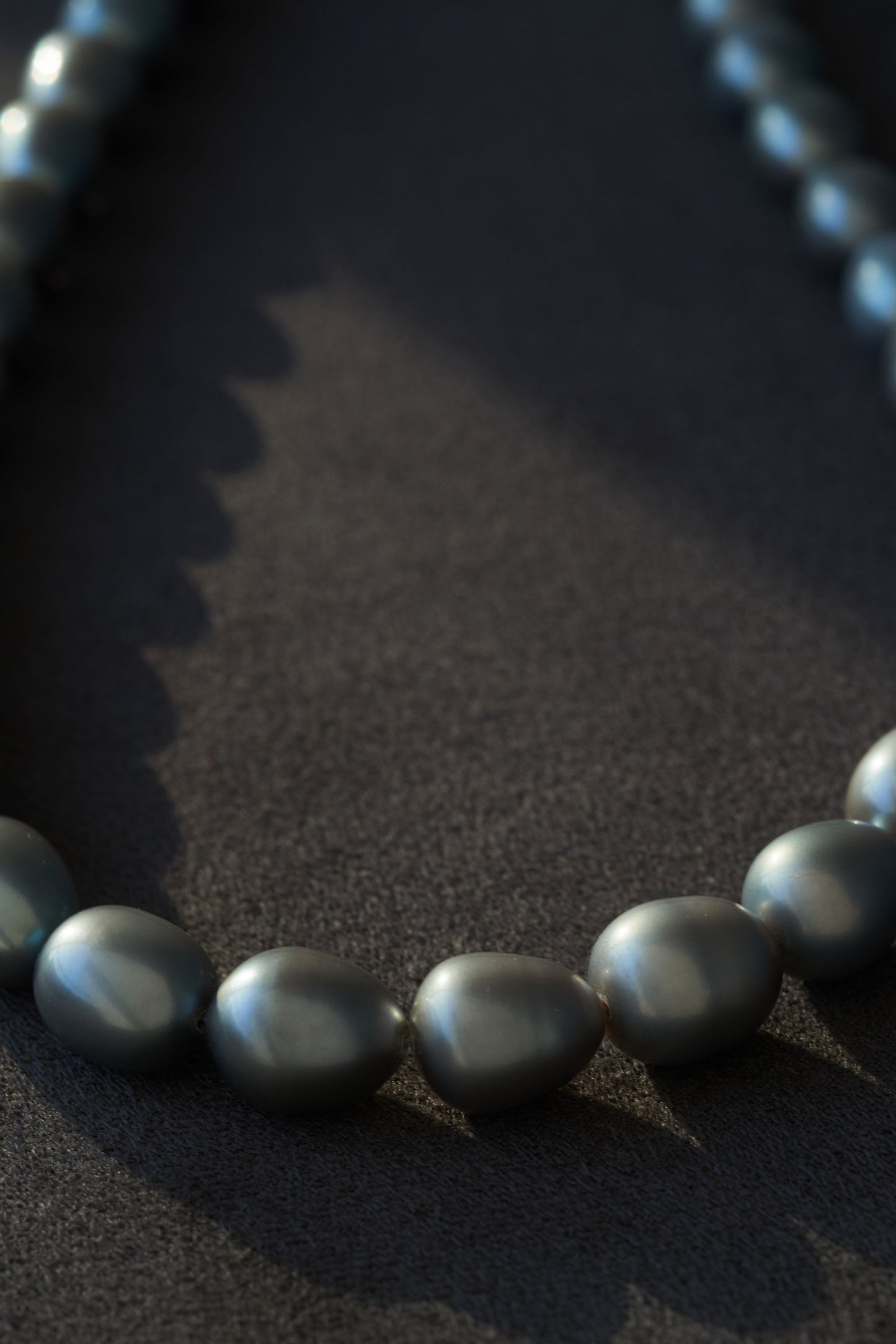 GRAY SHORT PEARL NECKLACE