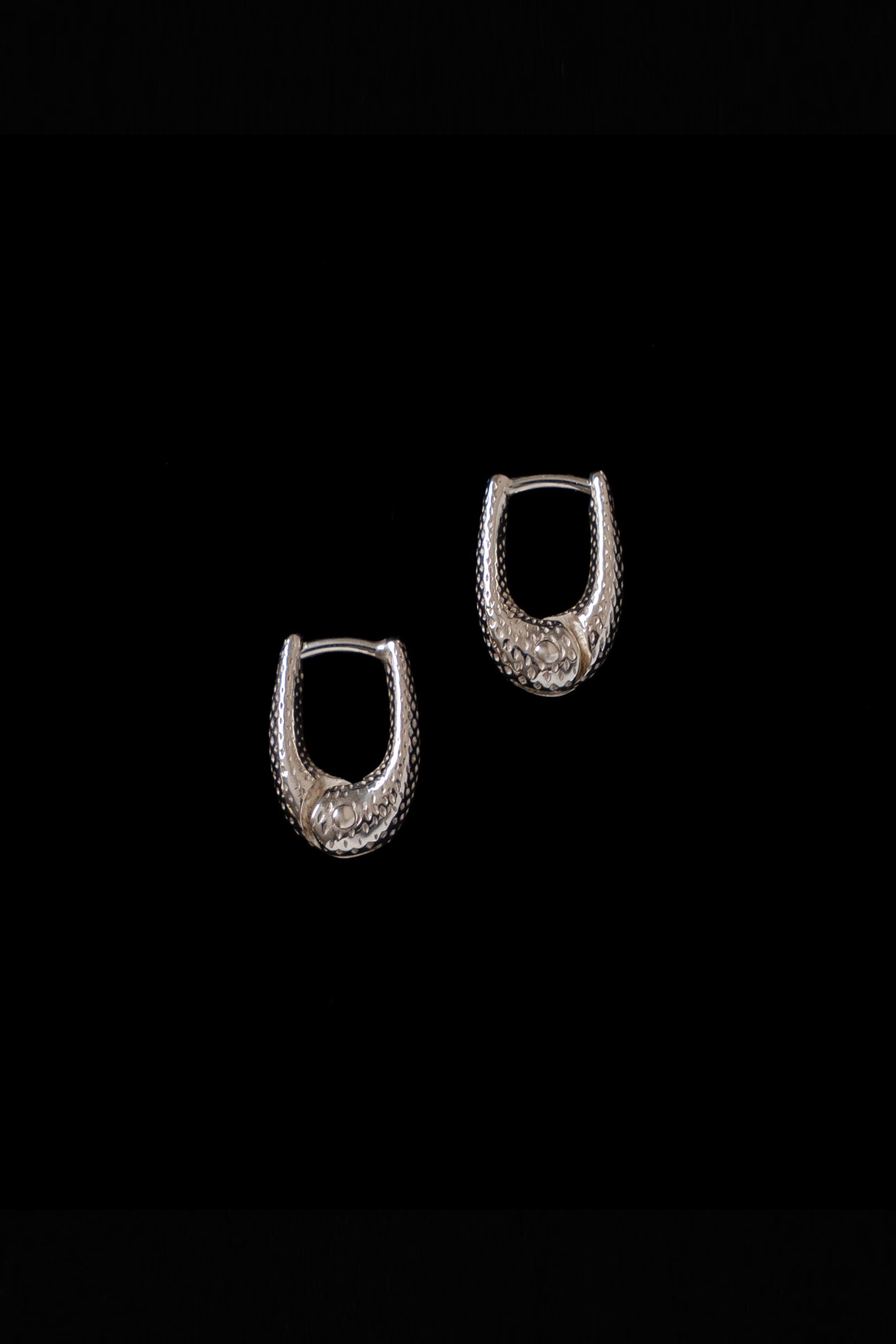 TINY DOT THIN HOOPS
