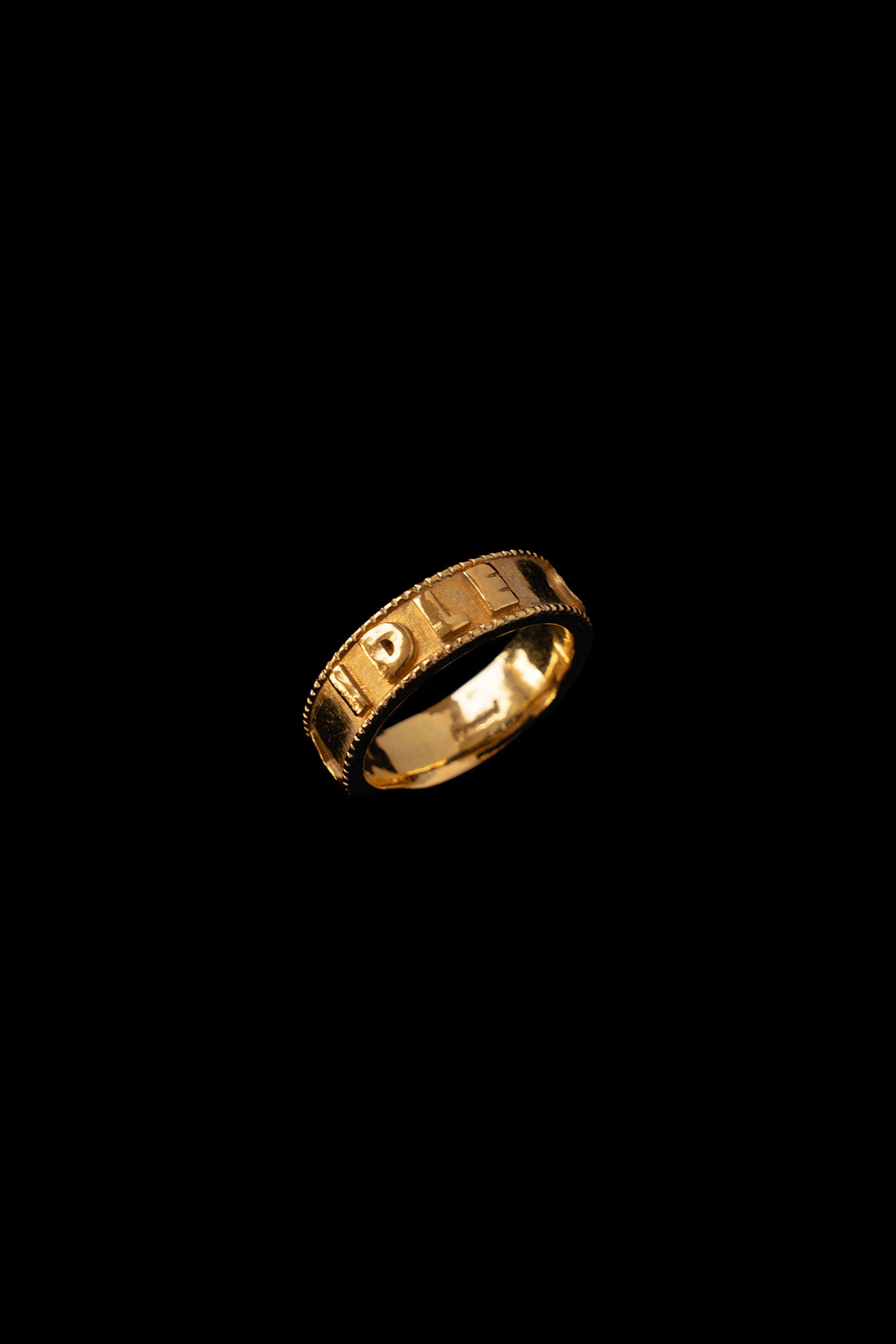 ENGRAVED RING "IDLE CURIOSITY"